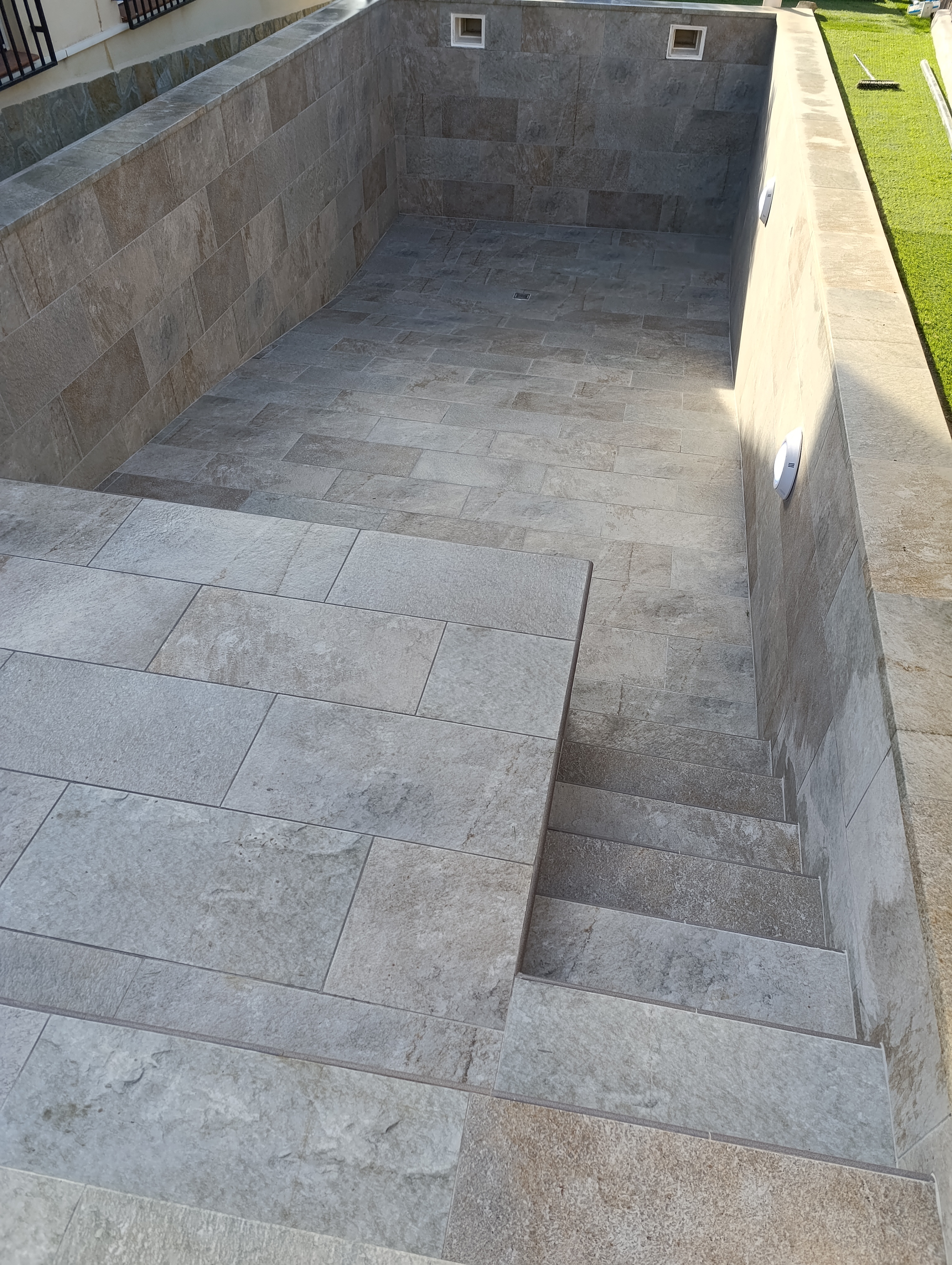 Piscina de piedra en Les Pinedes, construcción personalizada